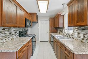 321 Christie Avenue - Photo 2